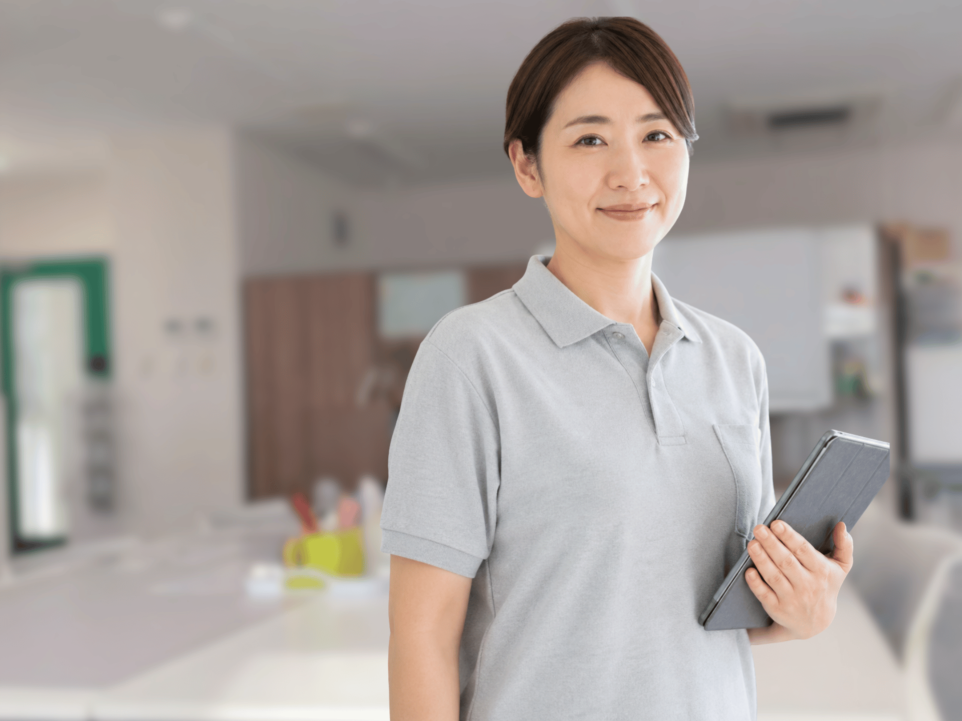 タブレットで記録する看護師